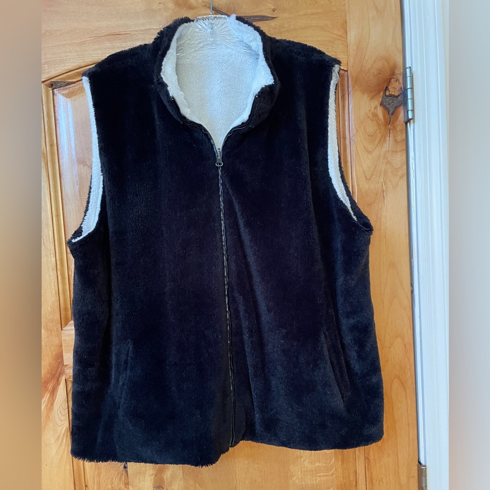 Reversible sleeveless jacket super soft and comfy. Black or white.